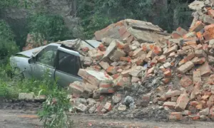 В Белогорске, обрушившаяся стена бывшего мясокомбината, раздавила автомобиль