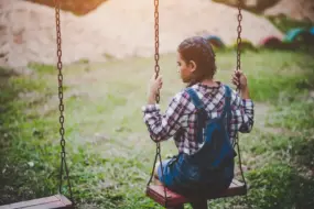 В Приамурье 8-летняя девочка сломала позвоночник на новой детской площадке