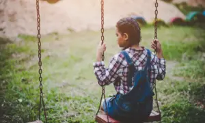 В Приамурье 8-летняя девочка сломала позвоночник на новой детской площадке