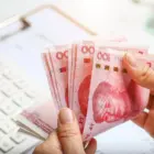 Официальный курс юаня превысил 12 рублей впервые с марта