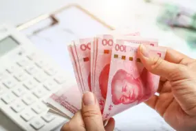 Официальный курс юаня превысил 12 рублей впервые с марта