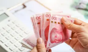 Официальный курс юаня превысил 12 рублей впервые с марта
