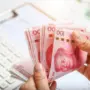 Официальный курс юаня превысил 12 рублей впервые с марта
