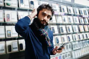 В Благовещенске поймали продавца, тайно кравшего из магазина смартфоны
