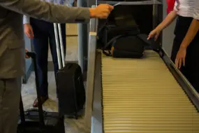 Гражданин КНР пытался пронести в Благовещенск кучу денег под одеждой, но на таможне у него все отобрали