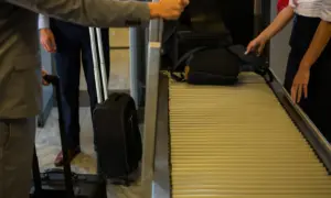 Гражданин КНР пытался пронести в Благовещенск кучу денег под одеждой, но на таможне у него все отобрали