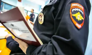 Амурчанка вонзила нож в спину другу, а потом атаковала полицейского головой
