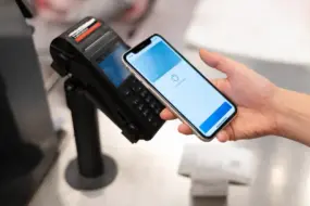 В Благовещенске мужчина хитростью похитил чужой iPhone 15 на кассе магазина