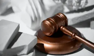 В Благовещенске школьник отсудил 80 тысяч у УК за падение на скользком тротуаре