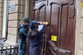 Разрушила старинную лестницу ради лифта: в Благовещенске опечатали памятник архитектуры