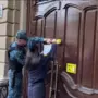 Разрушила старинную лестницу ради лифта: в Благовещенске опечатали памятник архитектуры