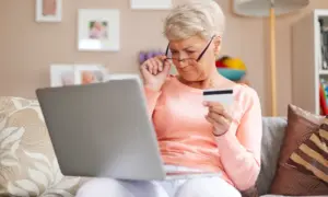 Более 70% пенсионеров Приамурья выбрали для получения пенсии банковские переводы