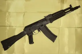 Амурчанин возил в багажнике внедорожника боевой автомат, который он нашел у реки