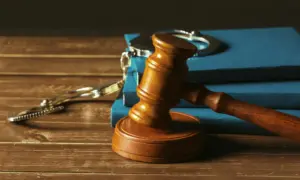 Суд присяжных полностью оправдал амурчанина, который «в шутку» задушил приятеля