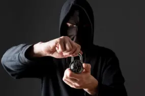 Обманутый житель Томска приехал в Благовещенск, чтобы взломать сейф