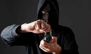 Обманутый житель Томска приехал в Благовещенск, чтобы взломать сейф