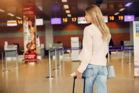 Пользуясь моментом: в Благовещенске обокрали пассажирку прямо на входе в аэропорт