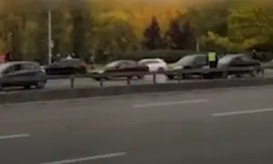 В Киеве заметили гигантские очереди на транспорт из желающих пересечь Днепр