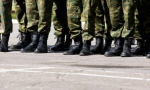 Боец ВС РФ, считавшийся похороненным, вернулся домой живым