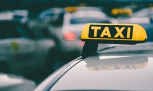 Российские таксопарки ведут массовую распродажу машин себе в убыток